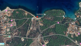 Zemljišče se nahaja v turistično-komercialni coni T1 - 50 m od plaže Mutnik, Mirca